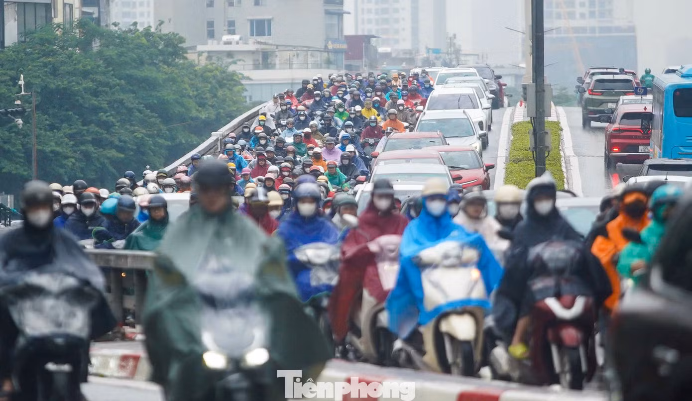 Hà Nội: Dòng xe ken đặc giữa mưa ngập và ùn tắc - 9
