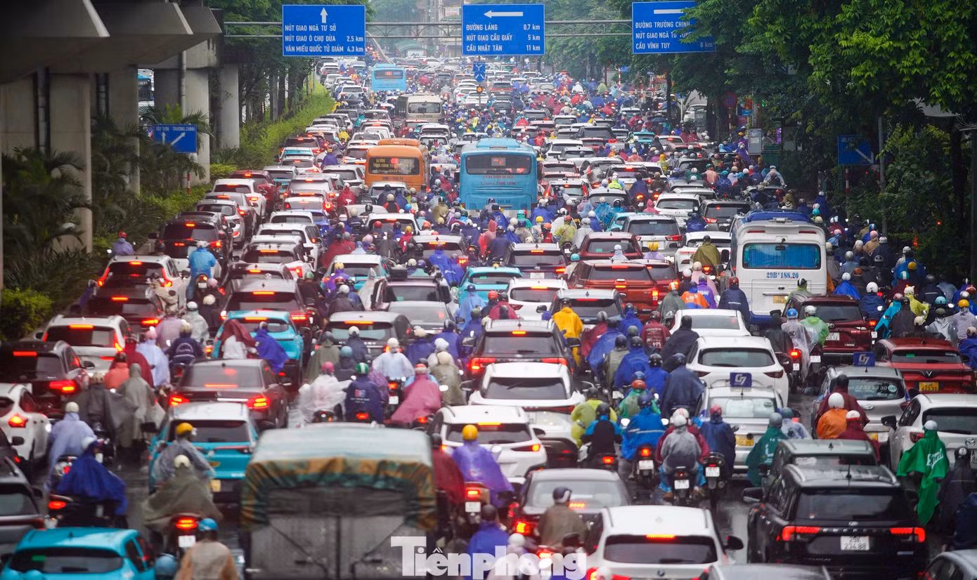 Hà Nội: Dòng xe ken đặc giữa mưa ngập và ùn tắc - 13