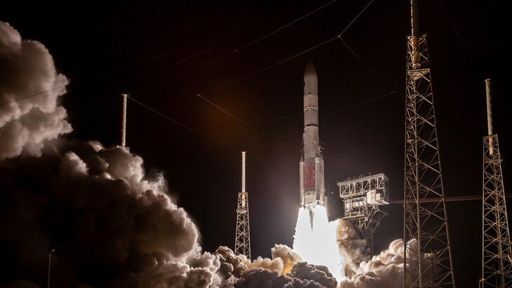 Một tên lửa cất cánh từ Trạm Không gian Cape Canaveral mang theo hai vệ tinh trong sứ mệnh USSF-106 tuyệt mật của Lực lượng Không gian Mỹ năm 2025. (Ảnh: Getty Images)