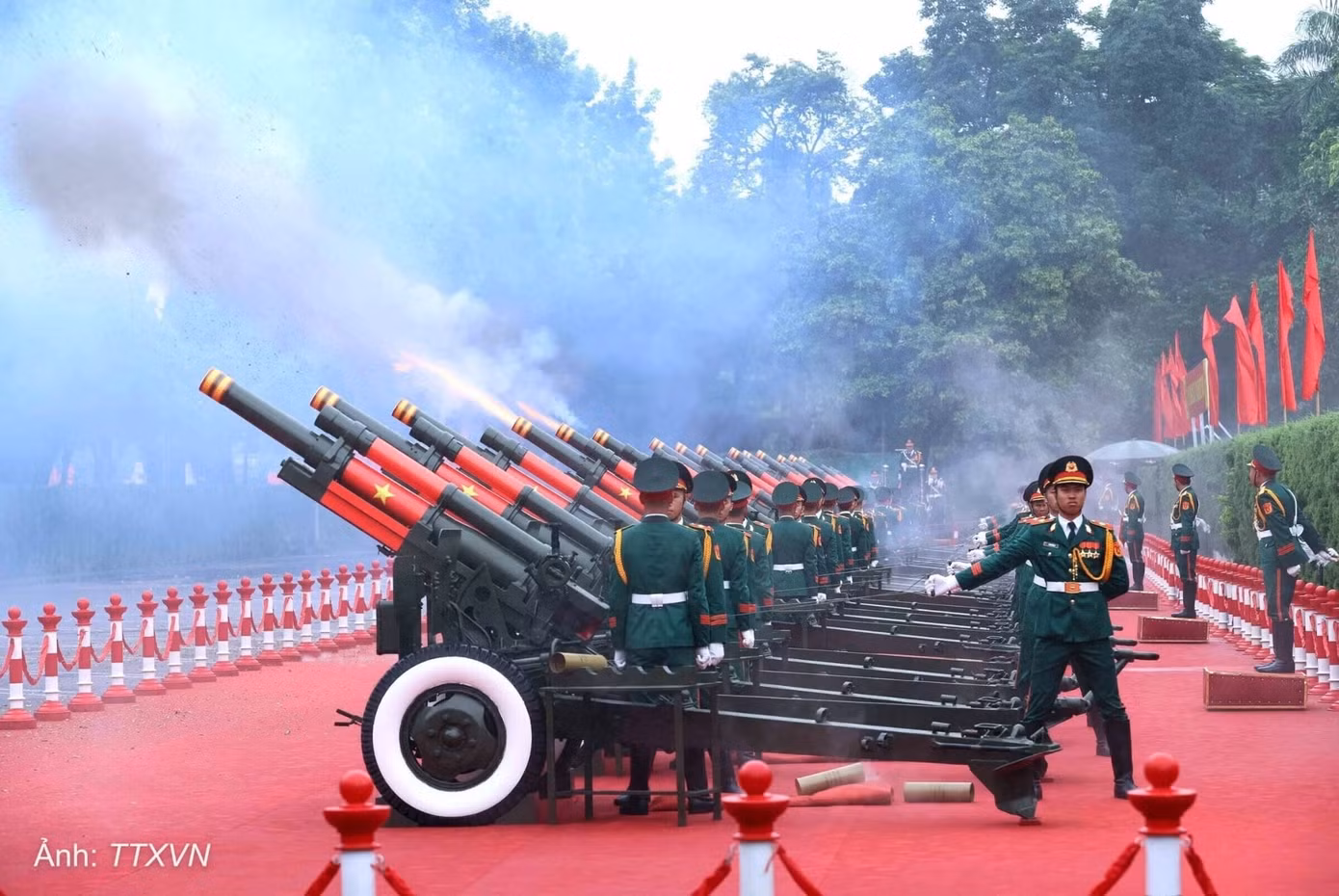 21 loạt đại bác được khai hỏa từ Hoàng thành Thăng Long để chào mừng Nhà vua và Hoàng hậu Thái Lan. Đây là nghi thức đón trang trọng nhất của Việt Nam dành cho lãnh đạo nước ngoài.