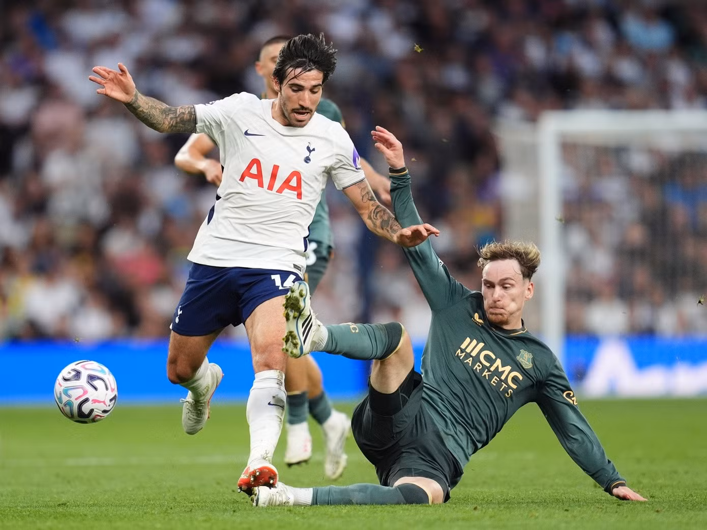 Tottenham (áo trắng) đang chịu áp lực lớn khi tịt ngòi cả 4 trận Premier League từ đầu mùa.