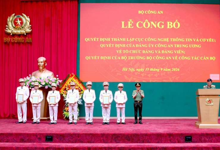 Bộ trưởng Lương Tam Quang trao quyết định điều động, bổ nhiệm Cục trưởng và Phó Cục trưởngCục Công nghệ thông tin và Cơ yếu. Ảnh: BCA