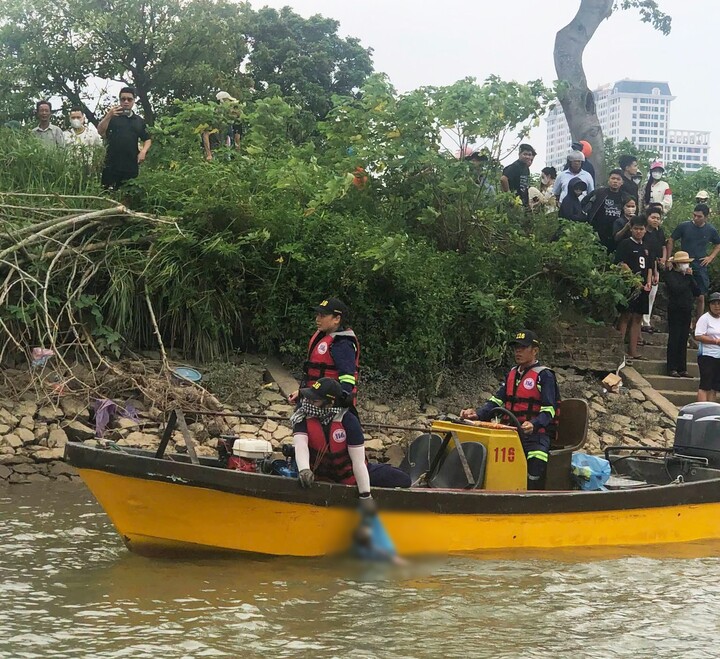 Trong quá trình tìm kiếm hai nạn nhân mất tích, lực lượng cứu hộ phát hiện thi thể bé trai sơ sinh trên sông Trà Lý. (Ảnh: Nhâm Quang Văn)