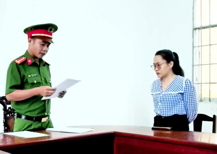 Cơ quan Công an tống đạt các quyết định và lệnh cấm đi khỏi nơi cư trú đối với Phan Võ Kiều Trúc Linh. Ảnh: CACC