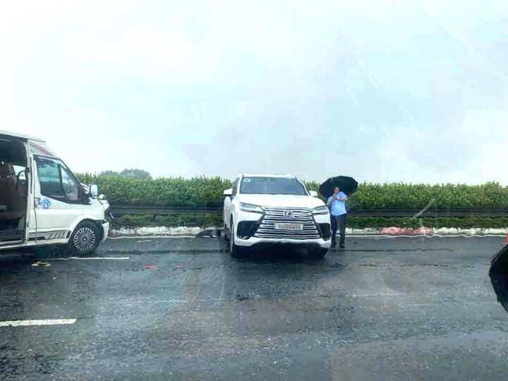 Ô tô Lexus xoay ngang đường sau tai nạn.