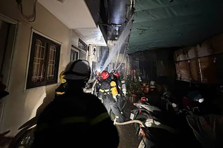 Ngay sau khi nhận được tin báo, Trung tâm Thông tin chỉ huy đã điều động lực lượng và phương tiện gồm 1 xe chỉ huy, 5 xe chữa cháy thuộc Đội Chữa cháy và CNCH khu vực số 8, 10 và 14 (Phòng Cảnh sát PCCC&amp;CNCH) nhanh chóng đến hiện trường, phối hợp với chính quyền địa phương, Công an phường Tây Hồ và người dân tổ chức chữa cháy, cứu nạn, cứu hộ.