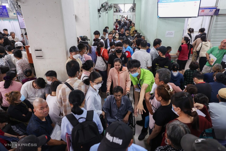 Chen chúc từ rạng sáng chờ khám tại Bệnh viện Chợ Rẫy - 1