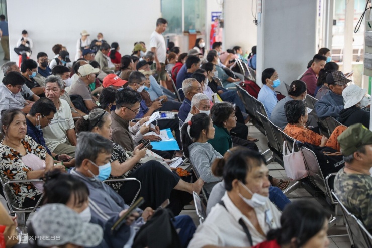 Chen chúc từ rạng sáng chờ khám tại Bệnh viện Chợ Rẫy - 15