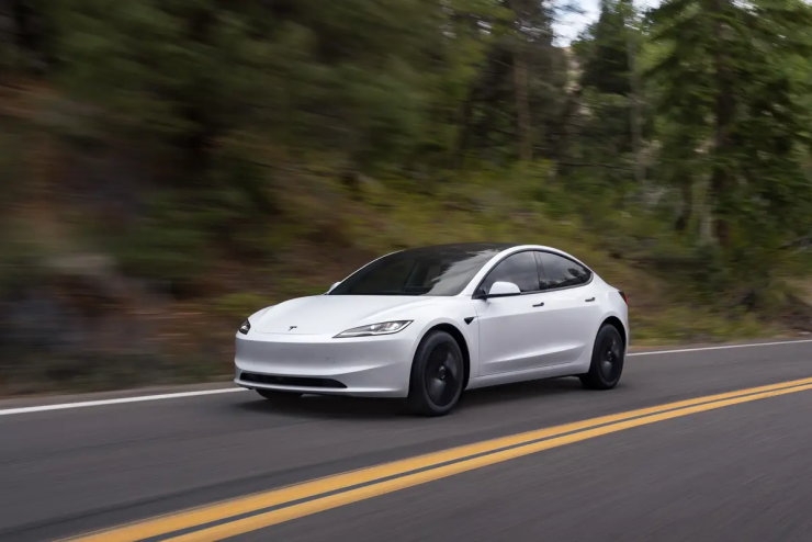 Xe Tesla Model 3. Ảnh: Cars