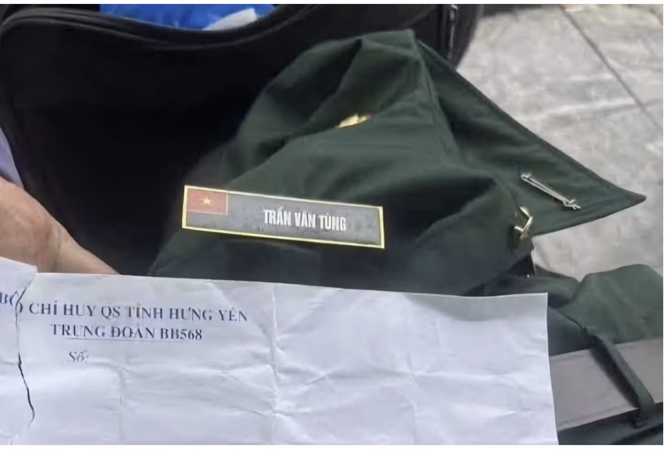 Chiếc phong bì cùng quân phục của Trung tá Trần Văn Tùng.