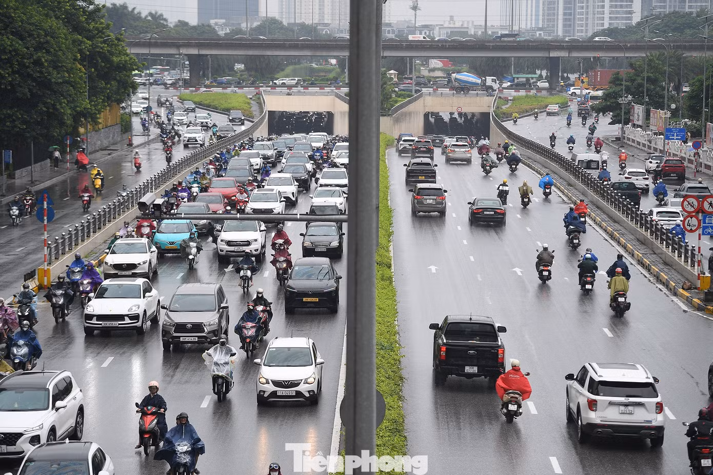 Hà Nội: Dòng xe 'bất động' ở hầm chui Trung Hòa giờ cao điểm - 10
