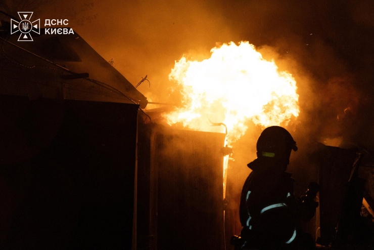 Lửa bốc lên tại một khu vực trúng đòn tập kích ở Kiev, Ukraine ngày 8/8. Ảnh: AFP