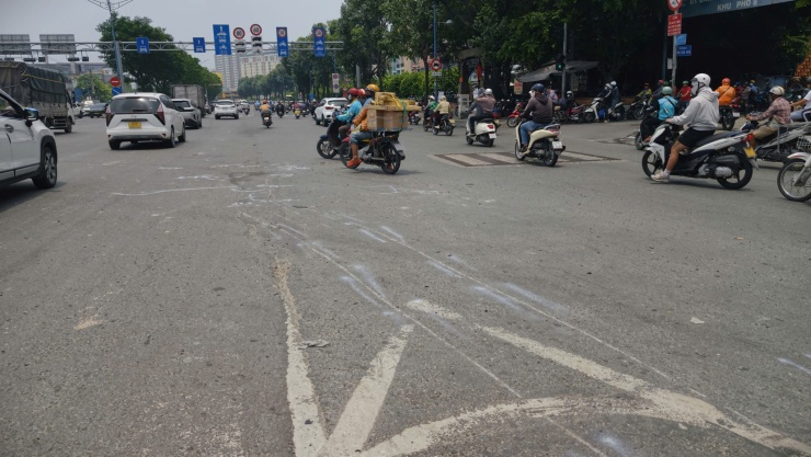 Vết cày dài hơn 10 m trên mặt đường do ôtô kéo lê xe máy dưới gầm. Ảnh: Đình Văn