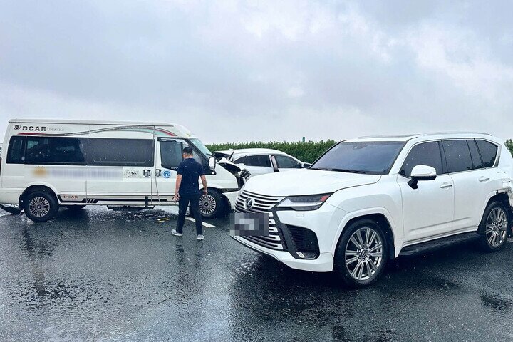 Hiện trường vụ tai nạn liên hoàn trên cao tốc Pháp Vân - Cầu Giẽ