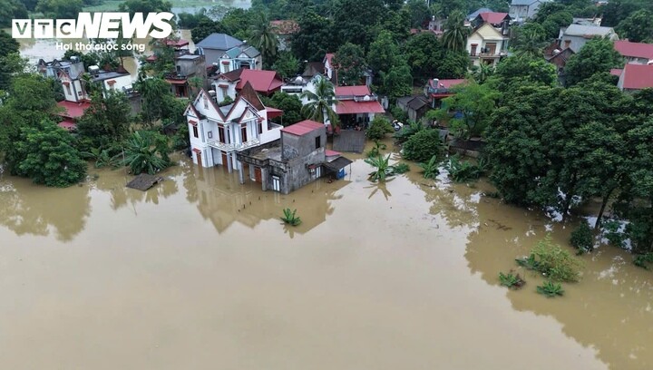 Mưa lớn, nước sông dâng 'nhấn chìm' chợ, ngập nửa nhà dân ở Thanh Hoá - 1