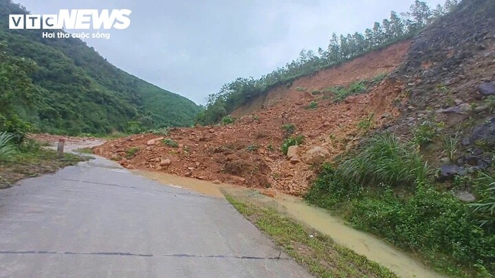 Mưa lớn, nước sông dâng 'nhấn chìm' chợ, ngập nửa nhà dân ở Thanh Hoá - 6