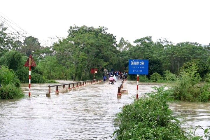 Mưa lớn, nước sông dâng 'nhấn chìm' chợ, ngập nửa nhà dân ở Thanh Hoá - 8