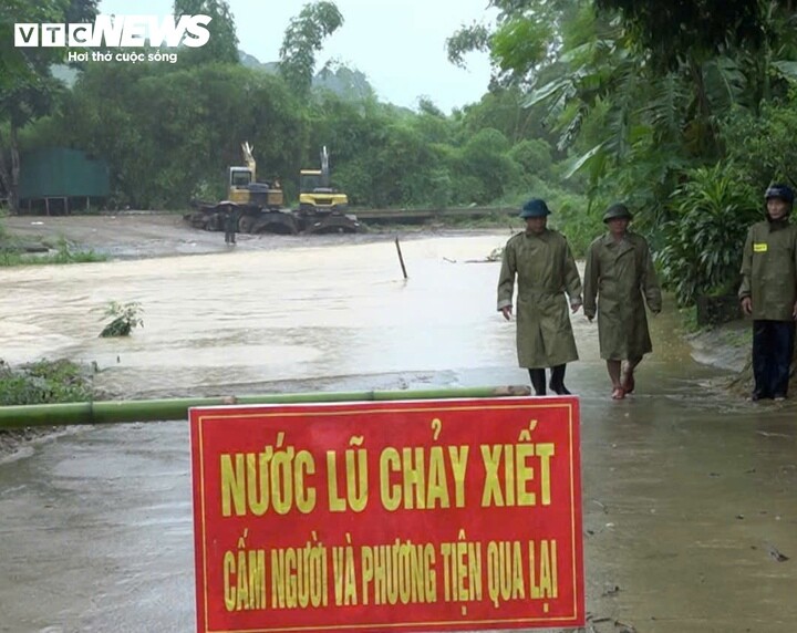 Mưa lớn, nước sông dâng 'nhấn chìm' chợ, ngập nửa nhà dân ở Thanh Hoá - 11