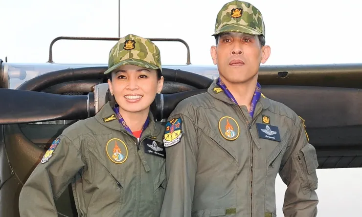 Vua và Hoàng hậu Thái Lan có nhiều năm học phi công. Ảnh: AFP