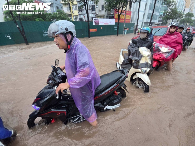 Khu vực Tố Hữu (phường Hà Đông) ngập khoảng 50 cm.