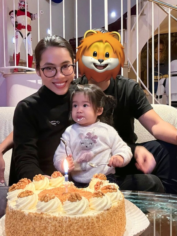 Trò chuyện với Ngôi Sao, Vũ Hoàng My nói hiện tại cô "ổn hơn rất nhiều", thấy bình an và cảm nhận được hạnh phúc rõ rệt. Nhìn lại quãng thời gian trước đây, nhan sắc 38 tuổi mới hiểu mình từng sống trong trạng thái căng thẳng đến mức nào. Với Hoàng My, dấu hiệu của việc bình tâm trở lại là cô bắt đầu nhớ tới nhiều người hơn. Còn giai đoạn trước, cô đa phần lo nghĩ để giải quyết những vấn đề của bản thân, không đủ tâm trí dành cho chuyện khác.