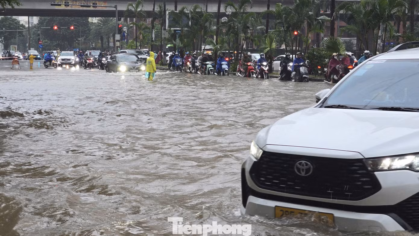 Nhiều điểm ngập sâu, phụ huynh cõng con đến trường, vượt ngập đi làm - 5