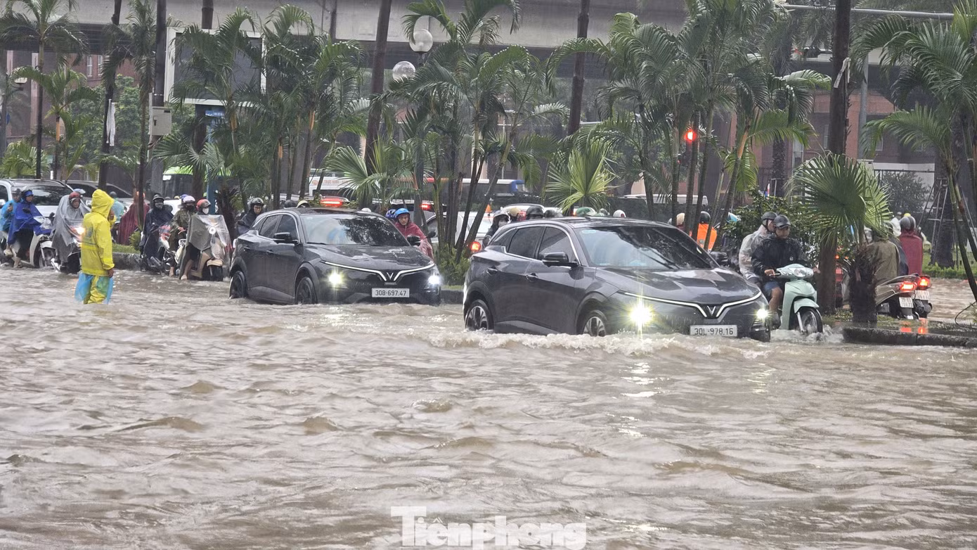 Nhiều điểm ngập sâu, phụ huynh cõng con đến trường, vượt ngập đi làm - 6