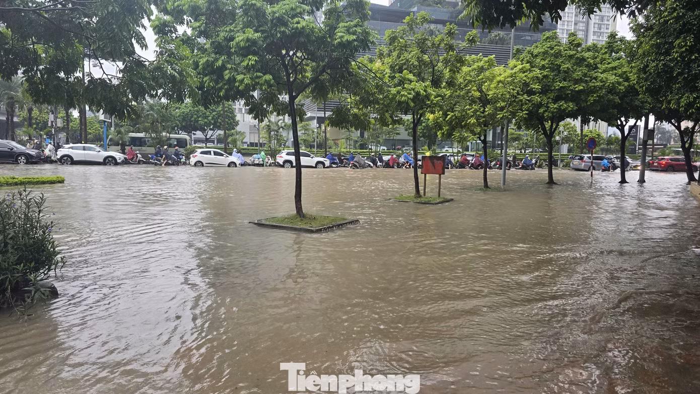 Nhiều điểm ngập sâu, phụ huynh cõng con đến trường, vượt ngập đi làm - 4
