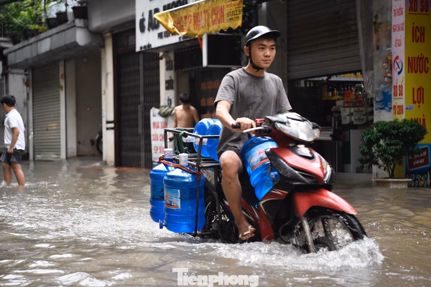 Nhiều điểm ngập sâu, phụ huynh cõng con đến trường, vượt ngập đi làm - 14