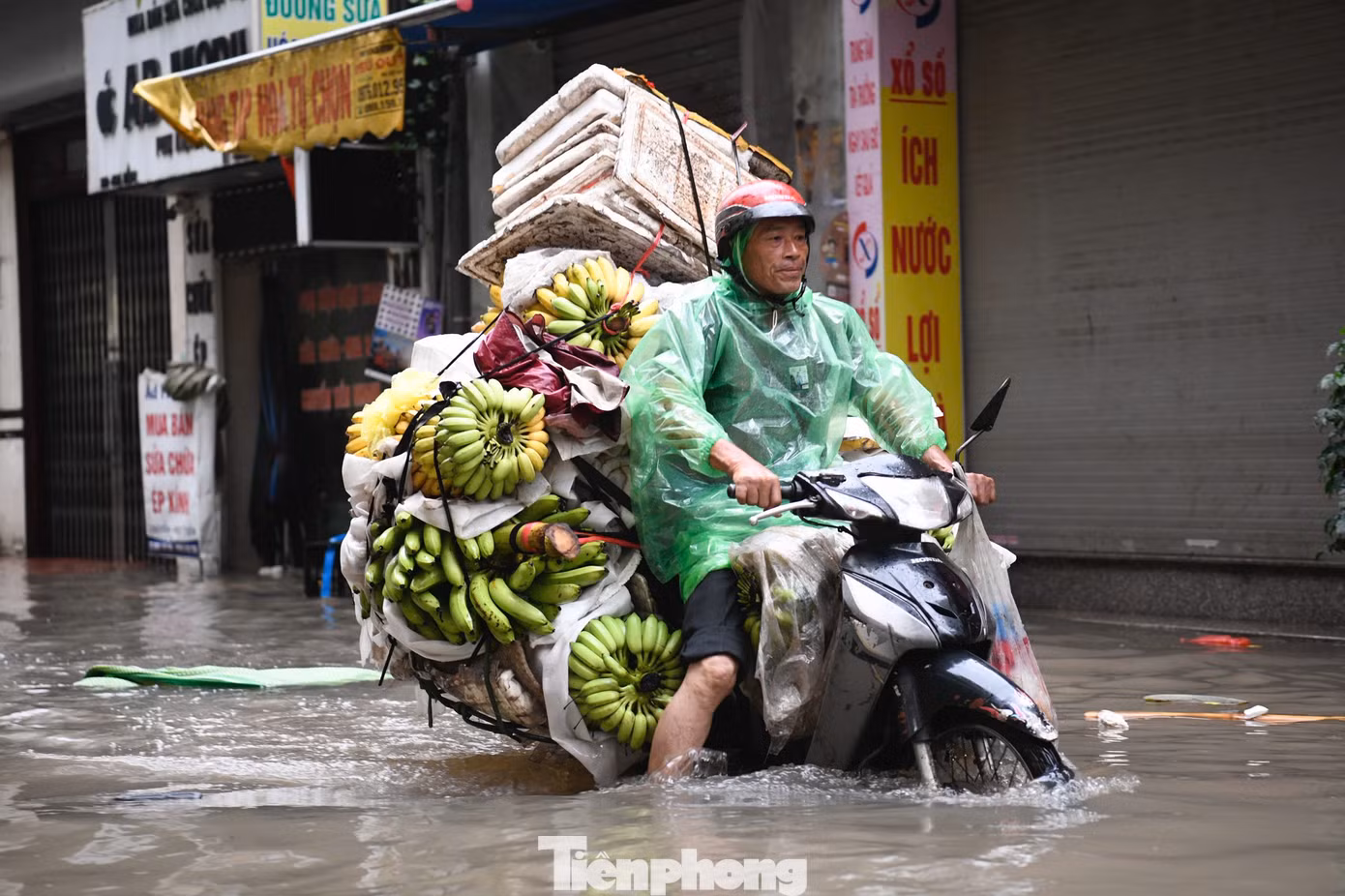 Nhiều điểm ngập sâu, phụ huynh cõng con đến trường, vượt ngập đi làm - 16