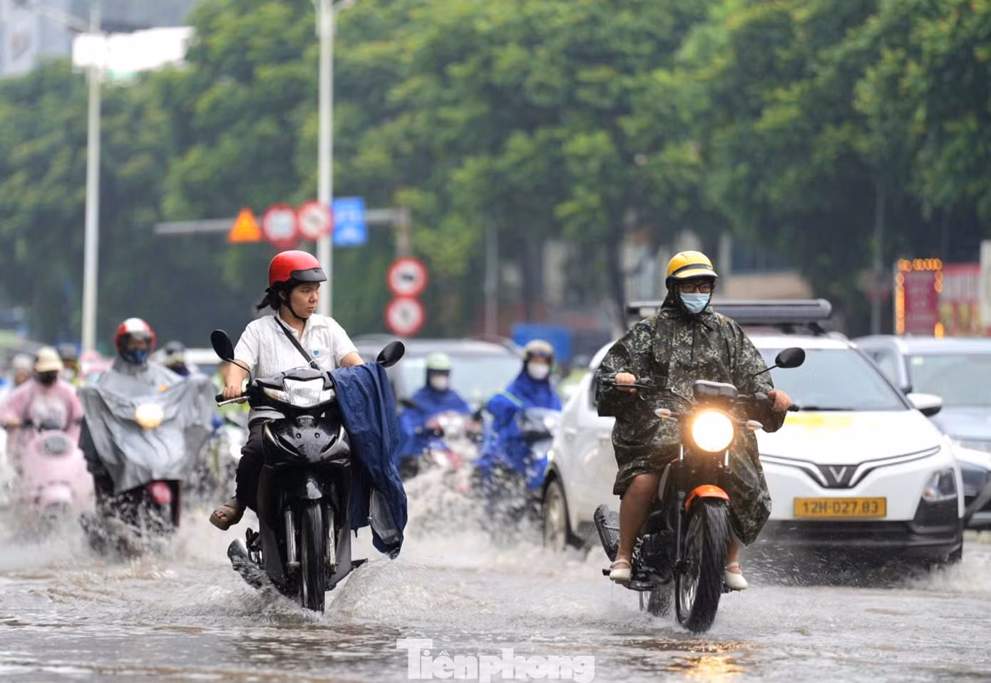 Nhiều điểm ngập sâu, phụ huynh cõng con đến trường, vượt ngập đi làm - 22