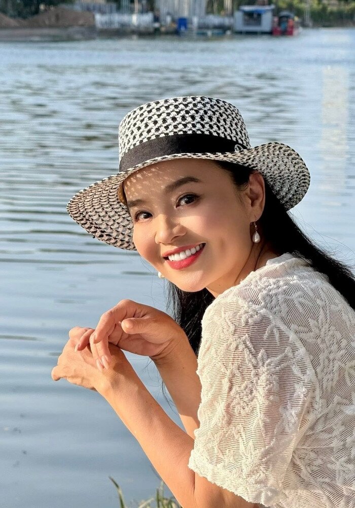 Diễn viên luôn giữ vẻ ngoài lạc quan, tích cực dẫu cuộc sống làm mẹ đơn thân lắm nỗi niềm. 