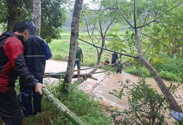 Người dân chặt che, dựng cầu tạm để đưa người quá cố về nơi yên nghỉ. Ảnh: CTV