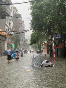 Sống 20 năm ở Hà Nội, người đàn ông lần đầu thấy cảnh bắt cá vài kg giữa phố