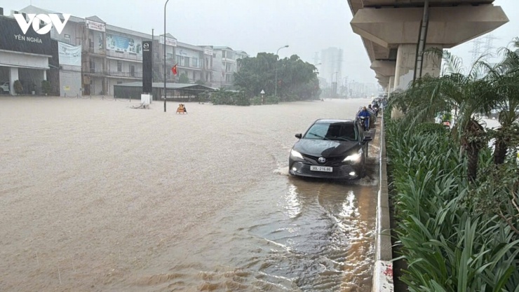 Nhiều đoạn trên Quốc lộ 6 ngập sâu, giao thông qua khu vực này bị ảnh hưởng nghiêm trọng, phương tiện phải di chuyển chậm, nhiều chủ phương tiện tìm những điểm an toàn để đi xe vào.