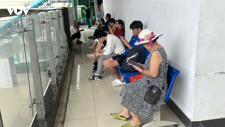 Mưa lớn trút xuống khiến việc đi lại gặp nhiều khó khăn, người dân phải tạm tìm chỗ tránh trú, chờ mưa ngớt mới tiếp tục hành trình.