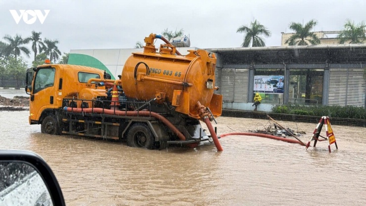 Lực lượng thoát nước được huy động đến các điểm ngập, khẩn trương xử lý, tiêu thoát nước và hướng dẫn phương tiện lưu thông qua khu vực này.