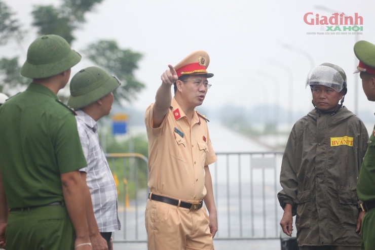 Sông Tích tràn bờ, dân ven đô Hà Nội chèo thuyền mua mì tôm, chăng lưới chắn rác trước nhà - 14