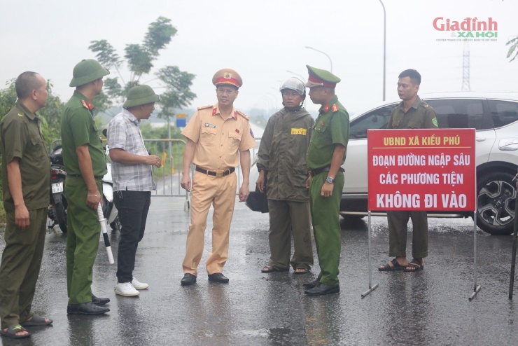 Sông Tích tràn bờ, dân ven đô Hà Nội chèo thuyền mua mì tôm, chăng lưới chắn rác trước nhà - 13
