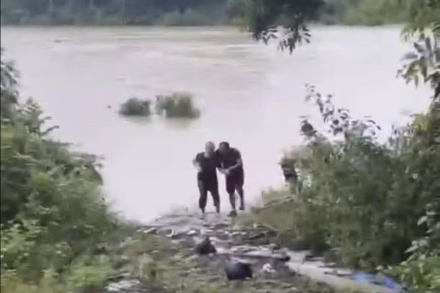 Nghe tiếng kêu cứu, chủ quán cà phê phóng xe 500m đón đầu dòng lũ cứu người