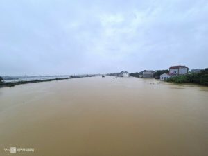Người dân ngoại thành Hà Nội chạy lũ