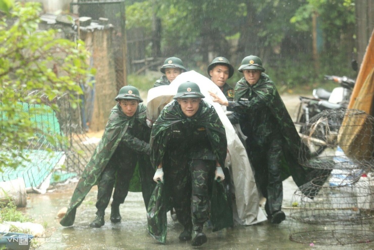 Người dân ngoại thành Hà Nội chạy lũ - 2