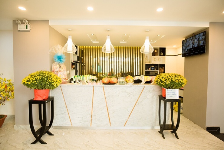 Ngoài tòa nhà này, Khánh My còn có căn penthouse 300 m2 ở khu Phú Mỹ Hưng cùng một số bất động sản khác. Cô cho biết sinh ra trong gia đình có truyền thống kinh doanh nên sớm biết tính toán, làm ăn và tích lũy dần tài sản. Những năm qua, tiền cho thuê nhà và các giao dịch nhà đất giúp cô sống sung túc dù ít hoạt động trong làng giải trí. Với cô, nghệ thuật là đam mê chứ không phải nguồn thu chính.