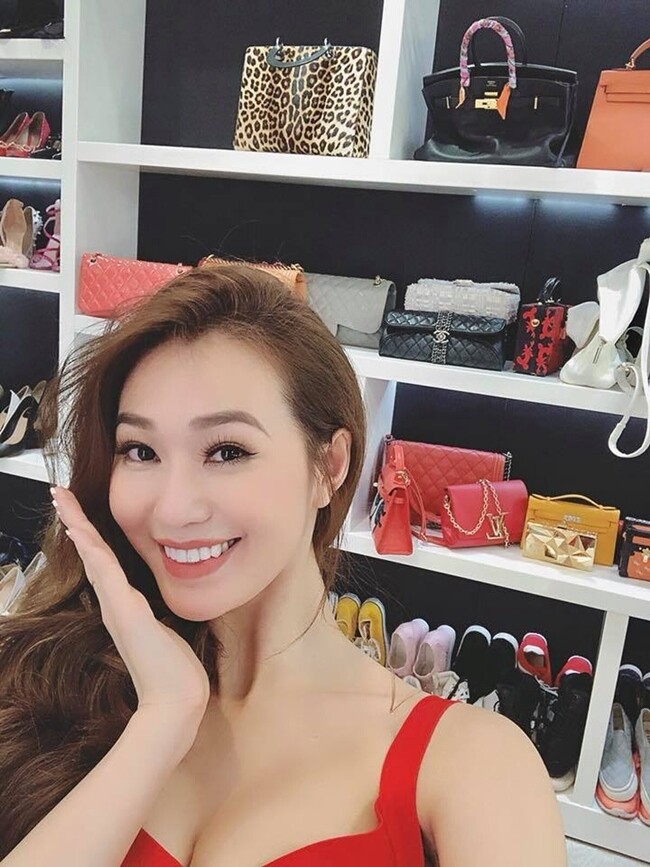 Có nhà sang khi tuổi đời còn trẻ, Khánh My khiến nhiều người ao ước. Người đẹp phim "Tình xuyên biên giới" thường xuyên xuất hiện ở các sự kiện. Ở nhà, cô dành hẳn một căn phòng riêng để trang phục.