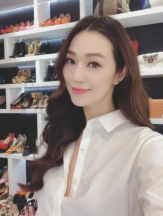 Nữ diễn viên quê Kiên Giang hào hứng khoe một góc tủ đựng các loại ví, túi xách hàng hiệu.