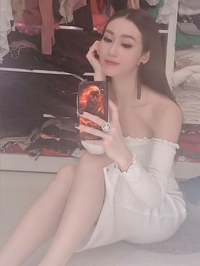 Giày dép cũng là món phụ kiện được mỹ nhân sinh năm 1991 chăm chút đầu tư.