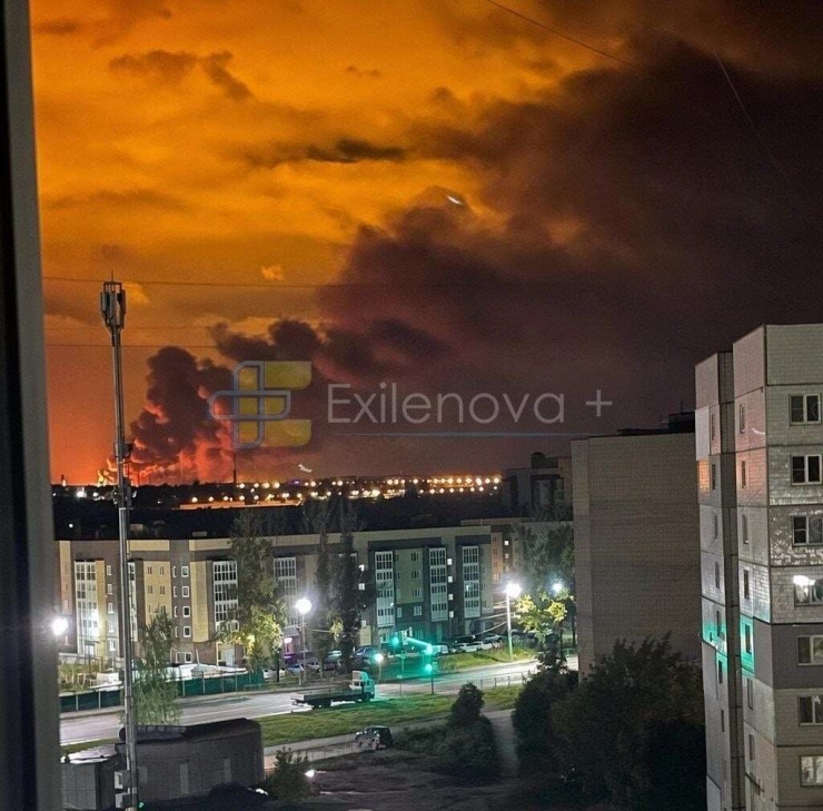 Nhà máy lọc dầu Slavneft-YANOS ở Yaroslavl bốc cháy sau vụ tập kích của Ukraine rạng sáng 17/9. (Ảnh do kênh Telegram Exilenova+ của Ukraine cung cấp)
