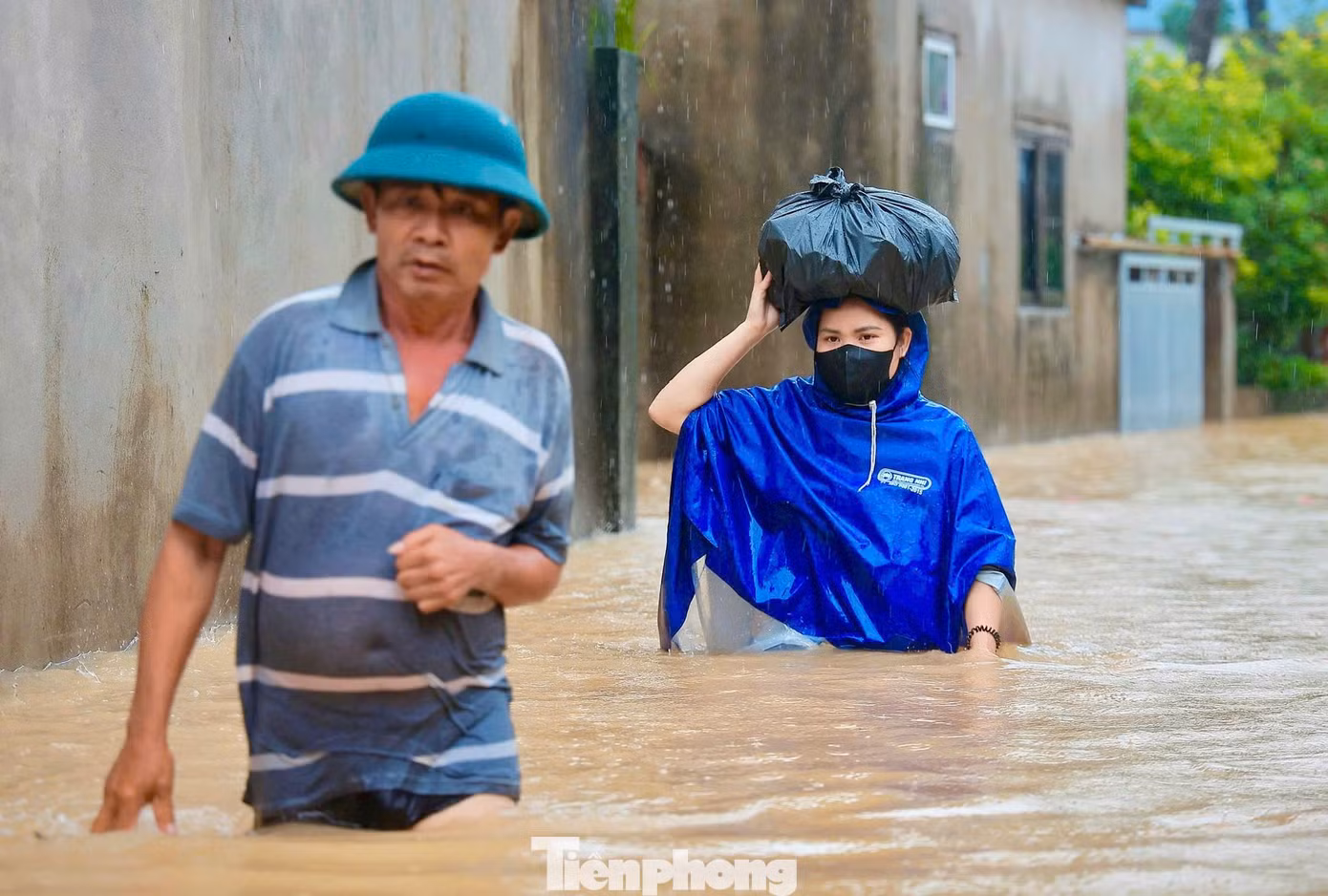 Tại thôn Đồng Dâu, nước tràn lên và dâng cao tại nhiều tuyến đường trong khu dân cư.