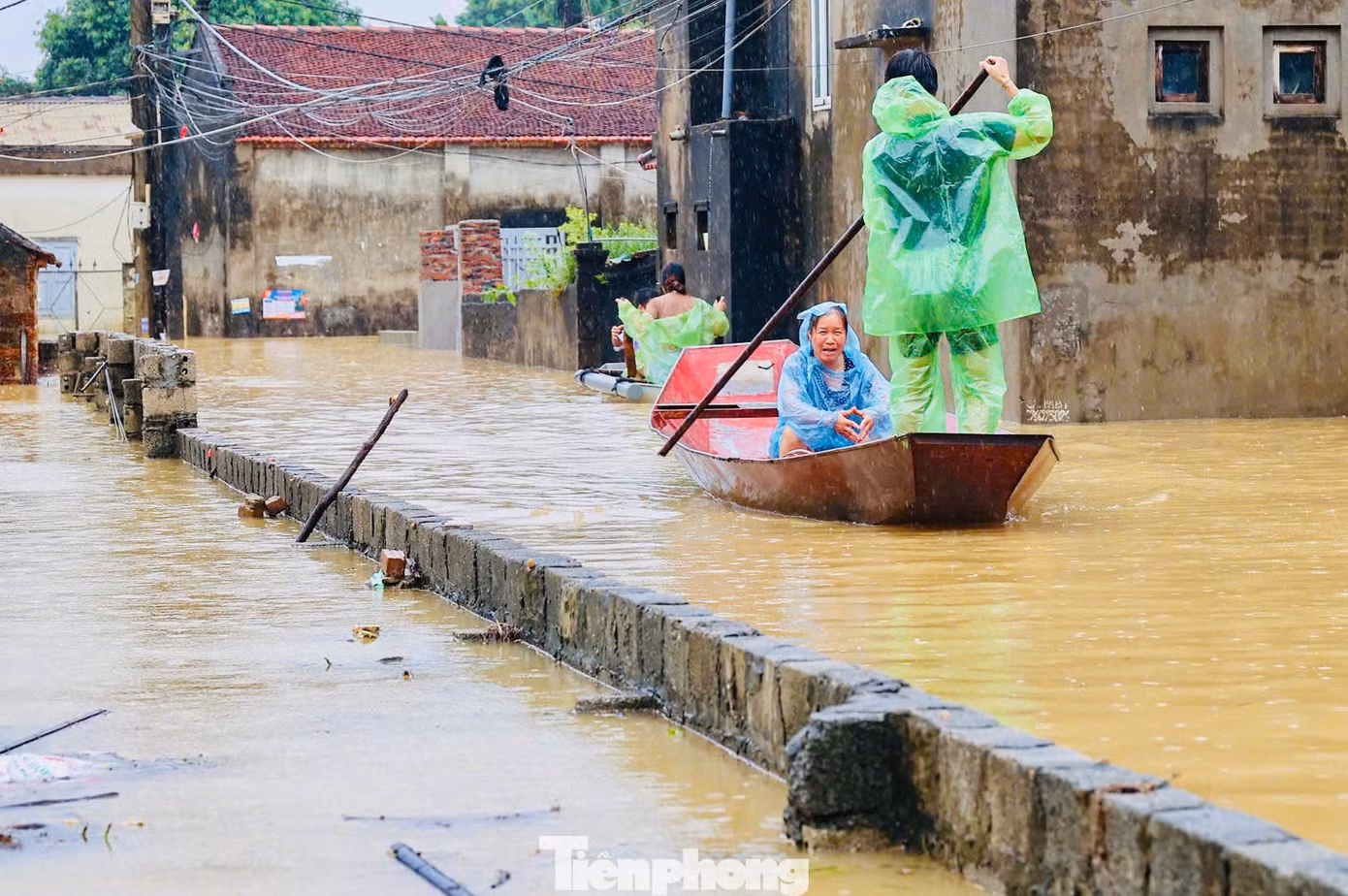 Những ngày này, người dân dùng thuyền di chuyển và vận chuyển đồ dùng, nhu yếu phẩm.