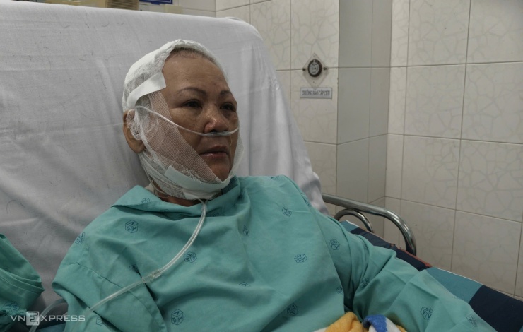 Bà Nguyễn Thị Tuyết nằm điều trị tại Bệnh viện Trưng Vương, chiều 17/9. Ảnh: Đình Văn